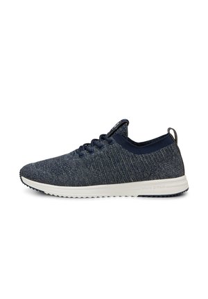 Codzienny granatowy, dzianinowy sneaker z białą podeszwą i sznurowadłami, niska wysokość wokół kostki oraz pętelka na pięcie, widoczny z profilu bocznego.