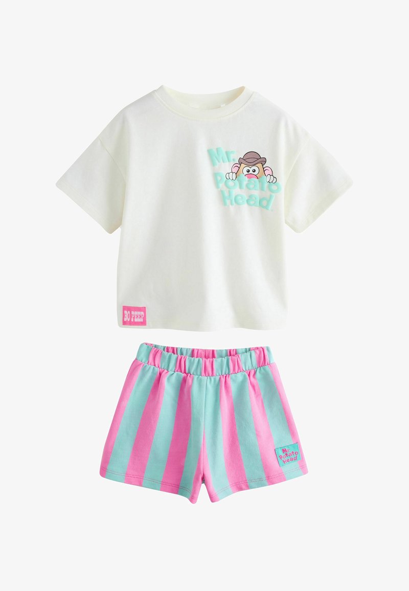 Camisa blanca de manga corta con gráfico y texto de Mr. Potato Head, combinada con pantalones cortos elásticos con rayas verticales rosas y azules.