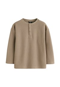 Bluza lungă cu mâneci, de culoare maro, cu guler rotund, închidere cu trei nasturi și un detaliu mic cu logo pe partea stângă a pieptului. Textură moale.