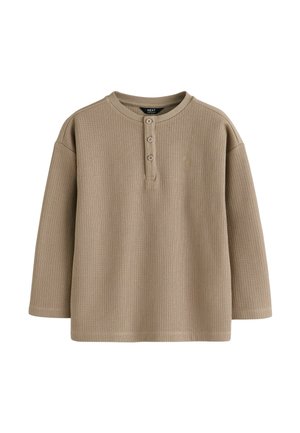 Bluza lungă cu mâneci, de culoare maro, cu guler rotund, închidere cu trei nasturi și un detaliu mic cu logo pe partea stângă a pieptului. Textură moale.