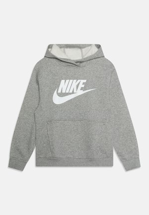 Sweatshirt à capuche grise en matière douce, avec un grand logo Nike blanc à l'avant et une poche kangourou à l'avant.