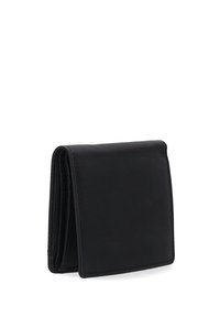 Zwarte leren portemonnee met een gestructureerd oppervlak, bi-fold ontwerp en gladde randen. Compacte vorm zonder zichtbare hardware of versieringen.