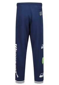 Marineblauwe joggers met een taps toelopend ontwerp, voorzien van witte en groene grafische accenten. Gemaakt van zachte materialen, met gestreepte manchetten en een achterzak.