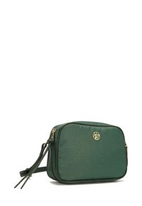 Borsa a tracolla verde, texture, con forma rettangolare, hardware dorato e un accento del logo. Presenta una chiusura con zip e una tracolla sottile rimovibile.