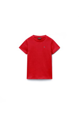 T-shirt rossa a maniche corte con scollo tondo e una piccola bandiera norvegese ricamata sul petto sinistro.