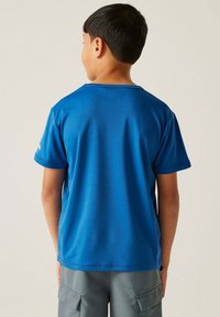 Camiseta azul de manga corta hecha de tela suave, con escote redondo y costuras limpias. La vista trasera revela un corte clásico.
