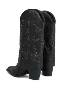 Stivali da cowboy in pelle nera con cuciture decorative e borchie in metallo, dotati di punta affusolata e tacco impilato.