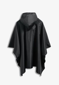 Μαύρο αδιάβροχο αδιάβροχο με κουκούλα, με άνετη, χαλαρή εφαρμογή, εμφανισμένο από πίσω σε απλό φόντο.