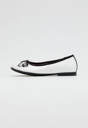 Białe baletki z lakierowanej skóry z czarną podeszwą i akcentem w postaci kokardki z nadrukowanym tekstem. Gładka faktura, zaokrąglony czubek.