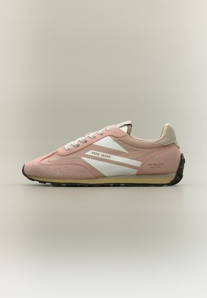 Sneaker rose et beige avec des accents blancs et des lacets blancs, logo "PEPE JEANS" sur le côté, semelle noire, présenté sur un fond neutre.