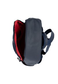 Sac à dos en cuir bleu avec un extérieur texturé, un intérieur rouge et une fermeture éclair. Dispose de bretelles rembourrées et d'une vue à sommet ouvert.
