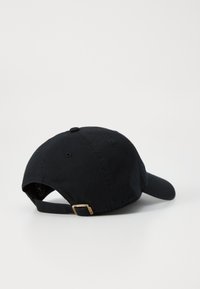 Schwarze Baumwollmütze mit gebogenem Schirm, verstellbarem Riemen mit einer Metallschnalle auf der Rückseite und einer glatten Oberflächenstruktur.