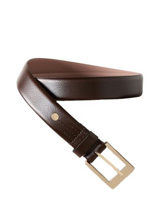 Rjava usnjena pasna zavita z zlato pravokotno zaponko in kovinskim zakovicam na gladki teksturi.