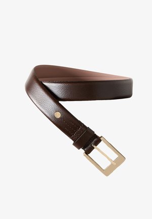 Curea maro din piele rulată, cu cataramă dreptunghiulară aurie și detaliu cu nituri metalice pe o textură netedă.