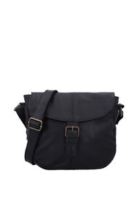 Bolso bandolera negro de cuero con correa ajustable, solapa frontal y cierre decorativo con hebilla de latón.