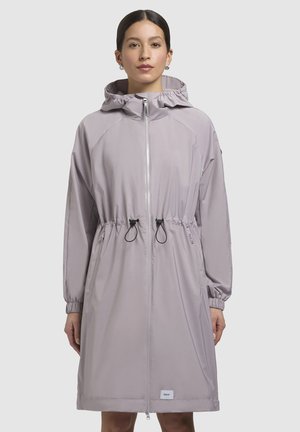 Giacca impermeabile grigia chiara con vita cintata, lacci regolabili, cappuccio e tasche con zip. Maniche lunghe con polsini elastici.