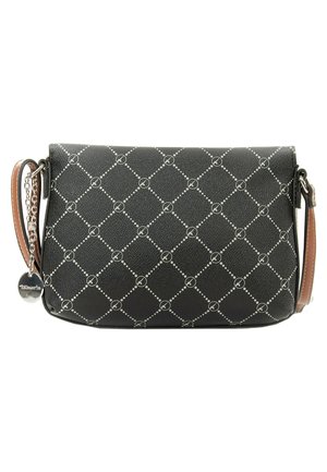 Černá kabelka přes rameno s béžovým popruhem, řetízkovým detailem a bílým puntíkovaným diamantovým vzorem s kulatými logy na texturovaném povrchu.