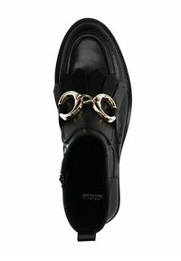 Chaussure en cuir noir avec un embout arrondi, dotée d'anneaux métalliques décoratifs et d'un dessus texturé présentant des découpes superposées.