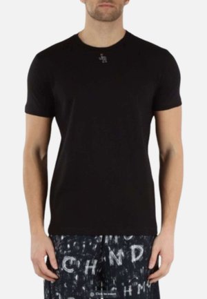 T-shirt nero a maniche corte con colletto rotondo e logo ricamato sul petto. Realizzato in tessuto morbido, offre una forma aderente.