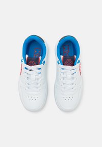 Baskets blanches avec des accents bleus et rouges, dessus en cuir texturé, bout rond, fermeture à lacets et détails perforés sur la boîte à orteils.