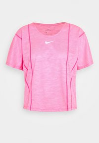 Camiseta deportiva de manga corta para mujer Nike Dri-FIT de color rosa brillante, con costuras verticales en rosa oscuro y el logotipo de swoosh de Nike en blanco en el pecho.