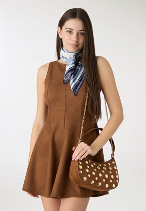 Brązowa sukienka z zamszu o sylwetce w kształcie litery A, z okrągłym dekoltem i bez rękawów. Dodatki to niebiesko-biały szal w wzory oraz brązowa torba z złotymi ćwiekami.