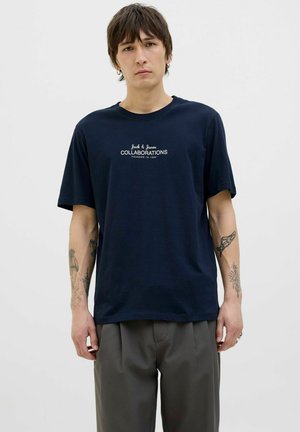 Mørkeblå bomulds t-shirt med korte ærmer, rund halsudskæring og hvid tekstlogo "Jack & Jones COLLABORATIONS FOUNDED IN 1990" på forsiden.