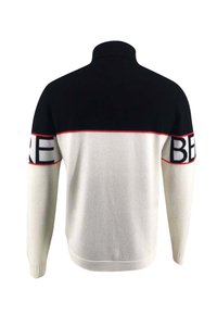 Schwarz-weißer langärmeliger Pullover mit hohem Kragen, rotem Horizontalstreifen und teilweise fetten schwarzen Buchstaben "BE" auf den Ärmeln.