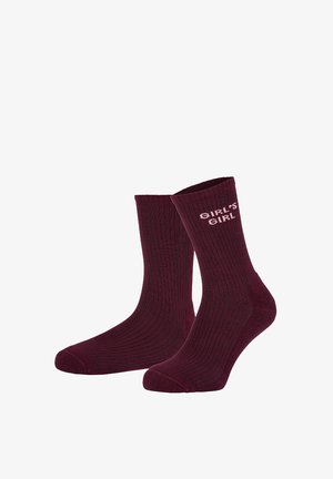 Dunkelburgunderrote, gerippte Socken mit dem Text "GIRL'S GIRL" in Hellrosa auf der oberen Außenseite eines Sockens.