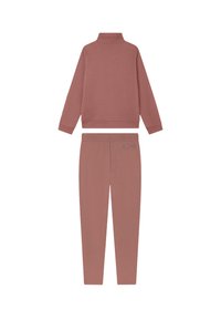 Conjunto de sudadera y pantalones marrón hechos de tela suave. La sudadera cuenta con un cuello alto, mientras que los pantalones tienen una cinturilla sencilla.