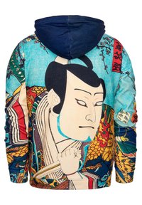 Mikina s kapucňou s živou japonsky inšpirovanou grafikou, so strednou postavou, odvážnymi farbami a zložitými vzormi na textúrovanom pozadí.