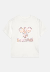 Hvit bomull T-skjorte med et pastellfarget logo som har en stilisert bie-grafikk og teksten "hummel" i en fet, rundskrift.
