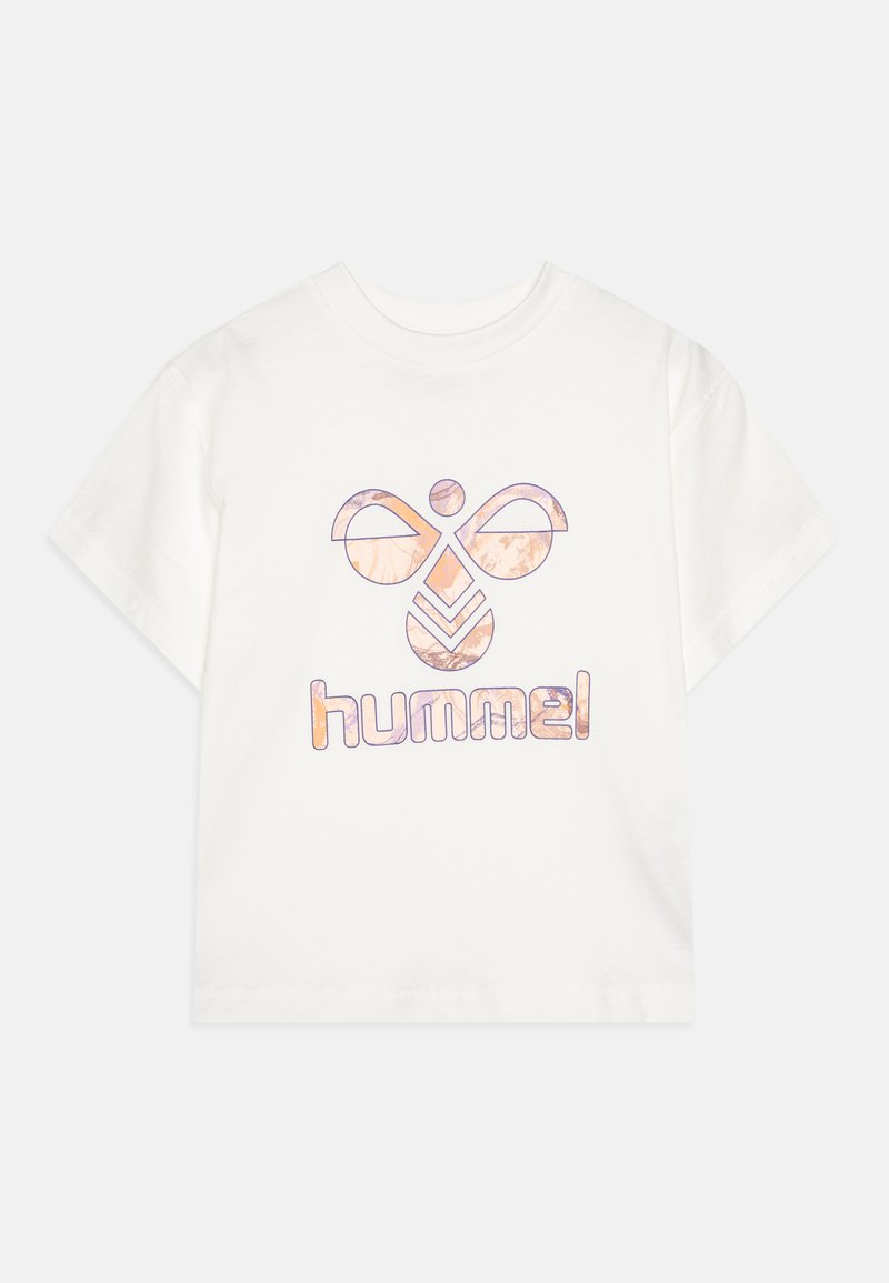 Hvit bomull T-skjorte med et pastellfarget logo som har en stilisert bie-grafikk og teksten "hummel" i en fet, rundskrift.