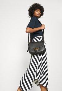 Lauren Ralph Lauren ADDIE 24-MEDIUM - Mala a tiracolo - black