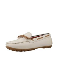 Witte leren mocassin met een bruin gevlochten strik, contrasterende rode binnenkant en een gestructureerde rubberen zool. Plat met een afgerond ontwerp van de teen.