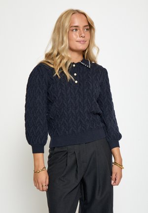 Navy-blauer Zopfmuster-Pullover mit Kragen und perlenartigen Knöpfen, langen Puffärmeln und geripptem Saum. Texturiert.