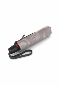 Umbrella compacto con una funda gris con diseño, mango negro, botón rojo y una correa para llevar. Cuenta con un cierre para almacenamiento.