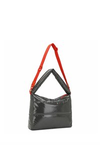 Bolso gris y brillante con un asa triangular y una correa roja ajustable. Cuenta con un compartimento principal espacioso y un bolsillo delantero plano.