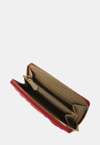 Portafoglio in pelle rossa con texture a righe, dotato di interno beige, numerosi slot per schede e una tasca con zip per monete. Accenti in hardware dorato.