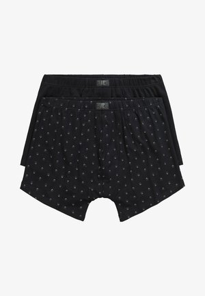Due boxer neri in un pacco. Una coppia presenta un design a fantasia con piccole frecce, e entrambi hanno una cintura elastica con etichette del logo.