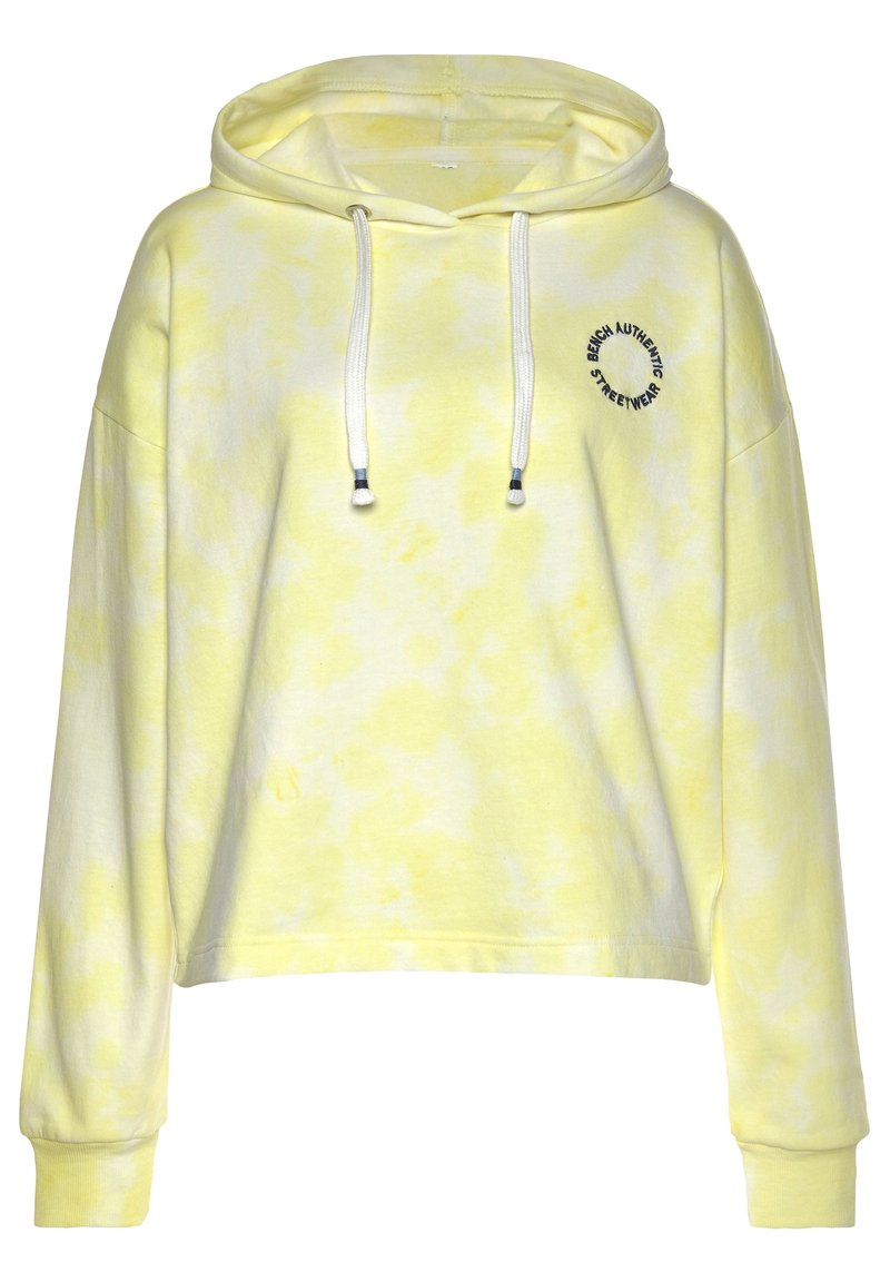 Sudadera amarilla con tie-dye, capucha con cordón, mangas largas y un diseño corto. Presenta texto impreso en el área del lado izquierdo del pecho.