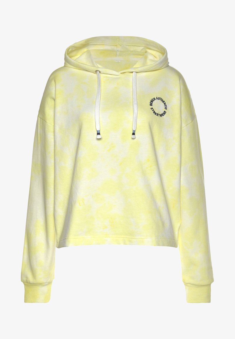 Sudadera amarilla con tie-dye, capucha con cordón, mangas largas y un diseño corto. Presenta texto impreso en el área del lado izquierdo del pecho.