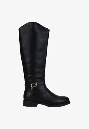 Bota alta de cuero negro hasta la rodilla con una parte superior ligeramente curvada, detalle de hebilla dorada y un tacón bajo cuadrado. Textura suave en toda la bota.