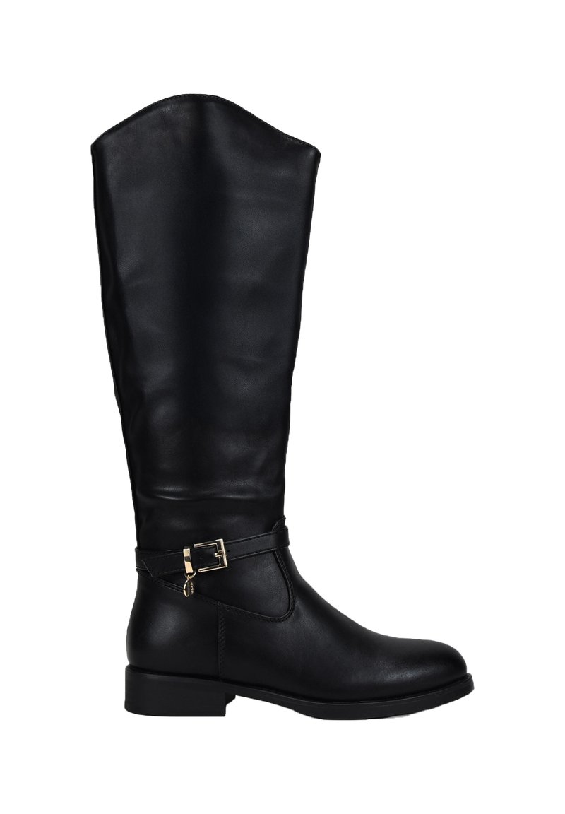 Bota alta de cuero negro hasta la rodilla con una parte superior ligeramente curvada, detalle de hebilla dorada y un tacón bajo cuadrado. Textura suave en toda la bota.