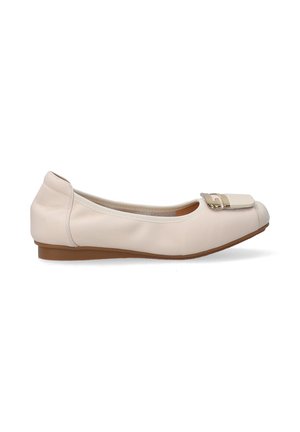 Beige læderballerina med rund tå, der har en guldfarvet spænde detalje på forfoden og en lav brun gummisål. Glat tekstur.