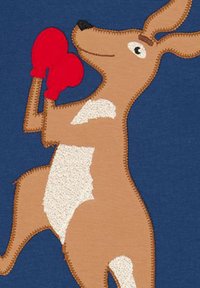 Braunem Känguru-Charakter, der rote Boxhandschuhe trägt, auf einem navyblauen Hintergrund gestickt. Mit detaillierter Stickerei und einem weißen Bauchpatch.