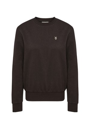 Sweatshirt marron foncé en tissu doux, avec un col rond, des poignets côtelés, et un petit logo avec trois symboles en chevron sur la poitrine.