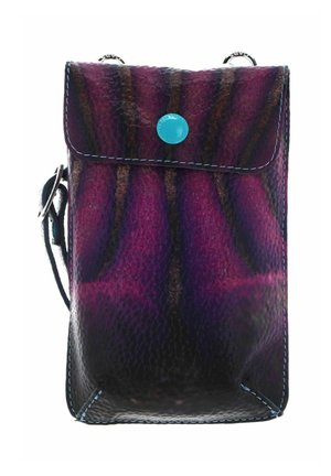 Petit sac bandoulière en cuir texturé violet foncé et noir avec rabat et fermeture par bouton-pression turquoise.