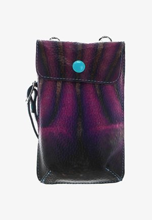 Petit sac bandoulière en cuir texturé violet foncé et noir avec rabat et fermeture par bouton-pression turquoise.