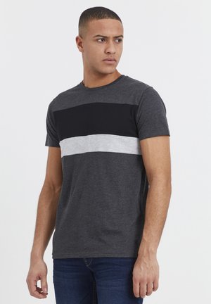 Grå T-shirt med rund hals, der har vandrette striber i sort og lys grå over brystet. Fremstillet af blødt og behageligt stof.
